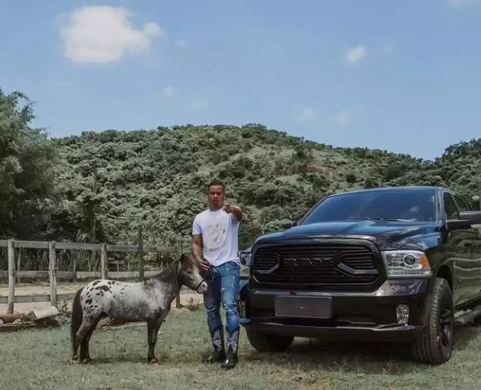 Rapper Major RD tem carro confundido com viatura é alvejado na Avenida Brasil