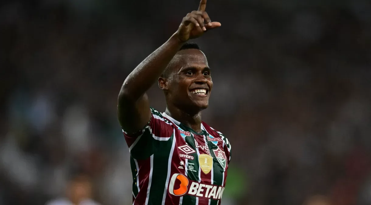 Fluminense triunfa sobre a LDU e garante o título da Recopa com noite de gala