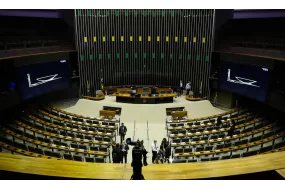 Câmara aprova taxa sobre importação e incentivos a veículos sustentáveis