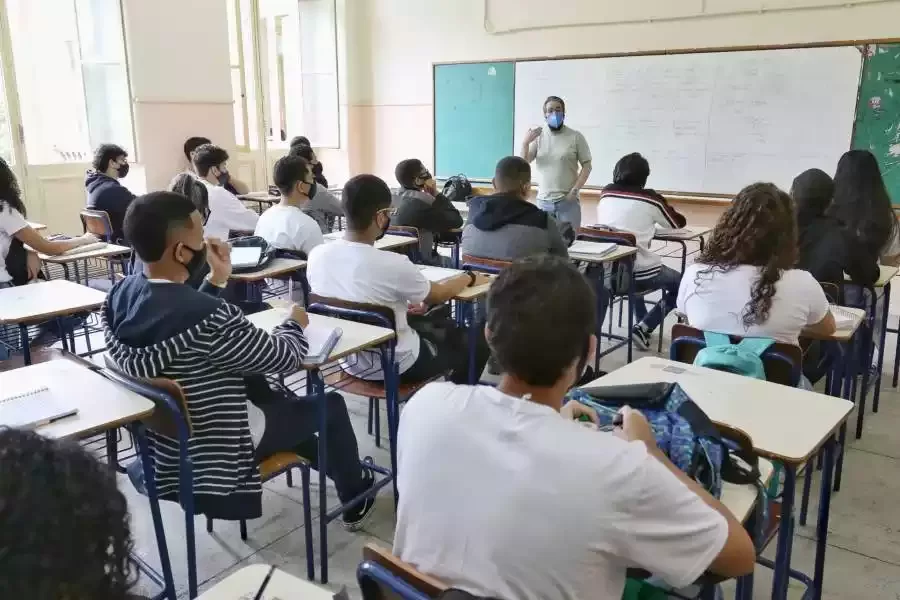 Novo Ensino Médio: Câmara Aprova Mudanças e Projeto Avança para o Senado