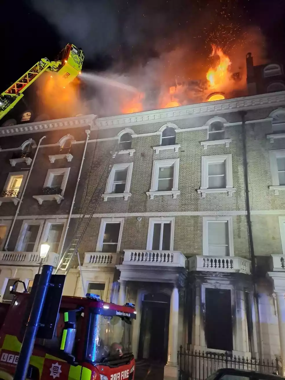 Incêndio em prédio de Londres. Foto: Bombeiros de Londres Incêndio em prédio de Londres